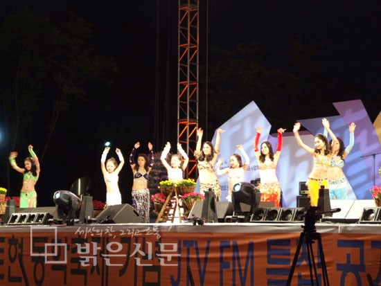 육한나원장이 원생들과 함께 화려한 벨리댄스공연을 펼치고 있다.
