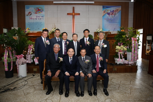 화호교회가 모교회인 서울충신교회 원로 목사인 박종순 목사등이 당회원들과 기념촬영을 하고 있다.