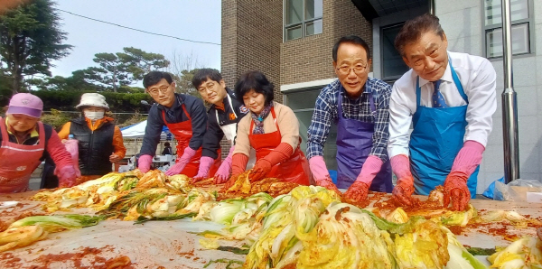 21일 태인여성의용소방대 사랑의 김장 담기 행사장에서 정읍시의회 고경윤의장, 최재기의원, 정종순여사,박경수정읍소방서장,최익원태인면장(오른쪽부터)이 김치를 버무르고 있는 모습이다.