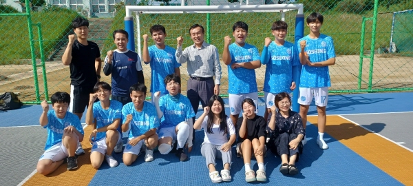 전북 정읍 소성중학교 축구팀이 전북 학교스포츠클럽 대회를 앞두고 파이팅을 외치고 있다.